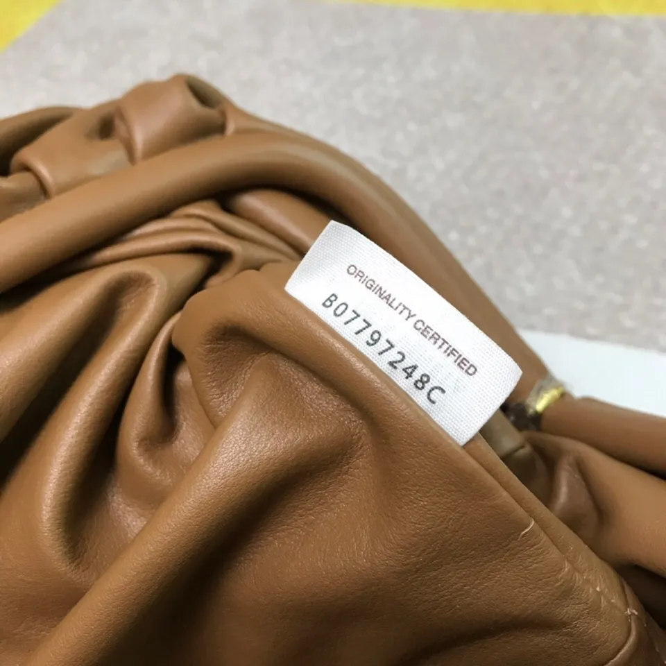 Batch 1660 Bottega Veneta cloud bag ☁️POUCH series Original plain calfskin, super low-key and attractive, soft and casual. Major internet celebrity bloggers are crazy about calling it fashionable and classy, ​​lazy and intellectual. Large size: 38x20x8.5cm (large cloud plain) caramel color